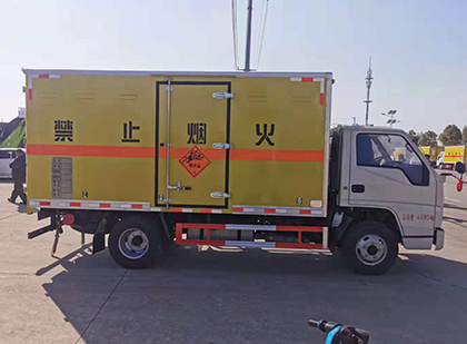 东港爆破器材运输车工人安全操作规范与智能技术保障